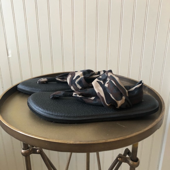 SANUK YOGA SLING ‘ELLA’ SANDALS. CAMO PRINT. 9. - Picture 5 of 6